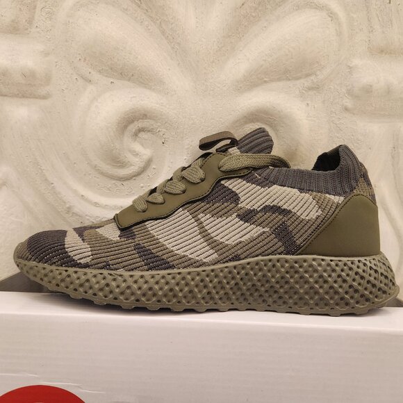 Blondo "Shara" Camo Knit Sneakers. NIB. Size 8.5 - Picture 3 of 11